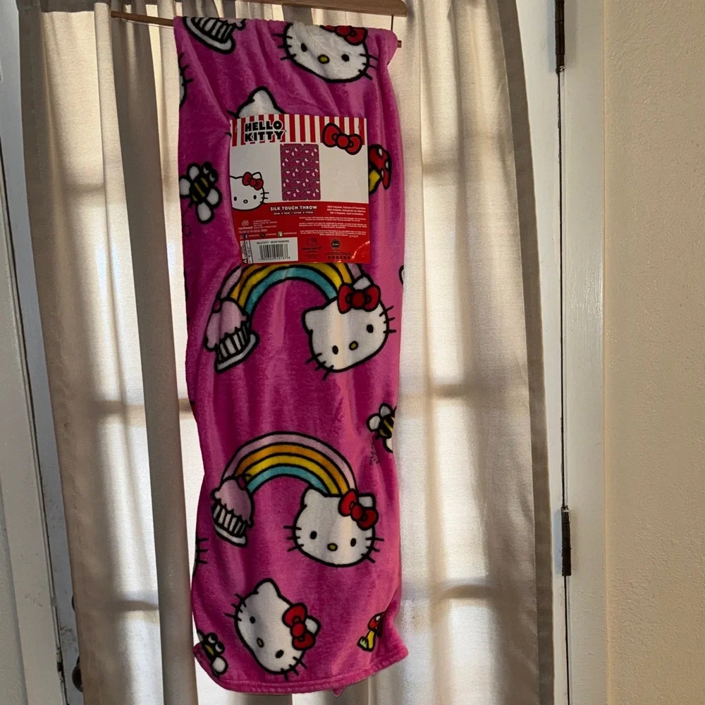 HELLO KITTY THROW (MEOW RAINBOWS)